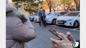 ‘16개월 입양아 학대사망 의혹’ 엄마, 롱패딩에 얼굴 가리고 법정으로