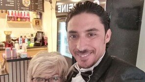 “처녀된 기분” 80세 英할머니, 45살 연하 이집트男과 결혼