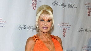 트럼프 첫 부인 “정치 인생 끝났다…골프나 치며 평범한 삶 살라”