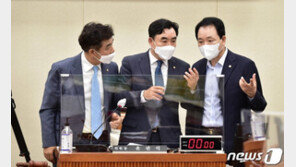 예산 깎자는 野, 못 깎는다는 與…정무위 예산 심사 파행