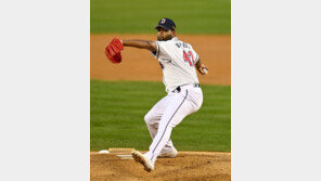 적으로 만난 ‘절친’, 양보는 없다…알칸타라·쿠에바스 PO 3차전 맞대결