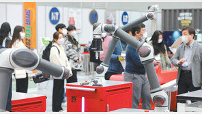 스마트 공장서 자동으로 생산… 분주한 로봇팔