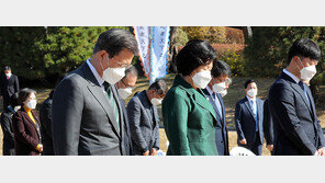 文대통령, 유엔기념공원 향해 묵념