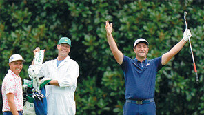 200m 날아간 공, 물위 3번 튄후 홀에 쏙 ‘물수제비 홀인원’