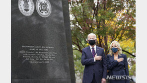 바이든, 한국전쟁 참전 기념비 헌화…‘재향군인의 날’ 기념