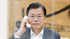 바이든, 첫 정상 통화서 한국엔 “핵심축”-일본엔 “초석”