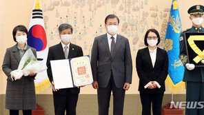 전태일 열사, 노동계 첫 무궁화장…文대통령 “노동 존중 사회 의지”