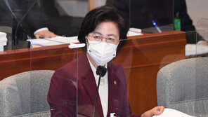 野 “尹 지지율 올린 1등 공신” vs 秋 “국민의힘 변변한 후보 없는 탓”