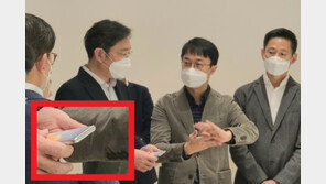 이재용 손에 든 ‘차세대 폰’은…화면 펼쳐지는 ‘익스팬더블 폰’?