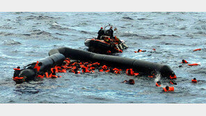 지중해서 리비아 난민보트 두 동강… 최소 6명 사망
