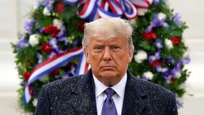 나흘만에 나타난 트럼프, 비맞으며 알링턴 국립묘지 참배