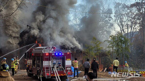 하동 칠불사 아자방 화재…스님 1명 연기 흡입 후송