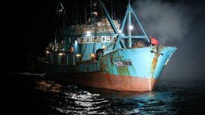 서해 NLL서 불법조업 중국어선 나포…까나리 2000㎏ 압수