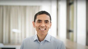 화이자 백신 공동개발한 CEO “코로나19 박살 낼 수 있다”