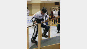 “와! 최고 기록” 로봇 입고 장애물 통과하기…사이배슬론 국제대회 열려