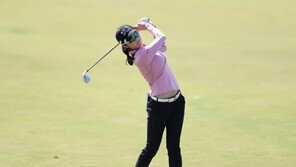 ‘디펜딩 챔피언’ 안송이, 홀인원까지…시즌 최종전 단독 선두
