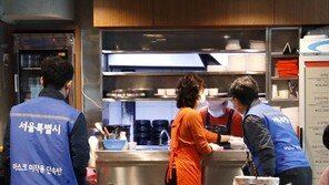 ‘불금’에 잊힌 마스크 의무화 첫날 …“저녁 술자리 착용 어려워”