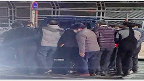 힘합쳐 1t 트럭 ‘번쩍’… 오토바이 운전자 구조