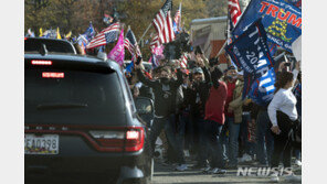 대선 불복 트럼프, 차 타고 지지자 집회…손 흔들어