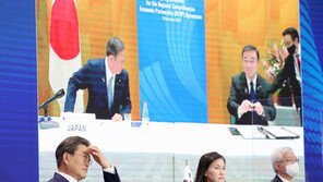 “특히 스가 총리님 반갑습니다” 文대통령, 콕 집어 인사…왜?