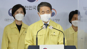 정부 “해외유입 확진자 중 절반 이상 내국인…입국 제한 안돼”