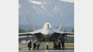 美, B-1B이어 F-22 스텔스기 괌 전진배치