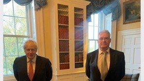 존슨 英총리, 코로나19 확진자와 밀접 접촉…“자가격리하나 상태 양호”