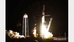 스페이스X, 유인우주선 발사 성공…민간 우주여행시대 ‘성큼’