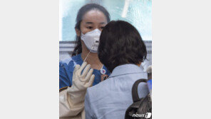 전문가들 “상태 심각…1.5단계 뛰어넘고 2단계 바로 높여야”