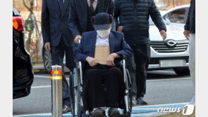 “죽는 게 편할 듯” 이만희, 휠체어 탄 채 법원 출석