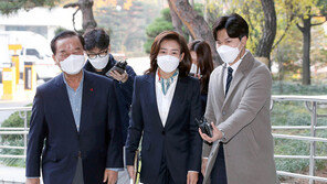 “민경욱, ‘패트 감금’ 당시 문 잠그고 동전 마술쇼” 증언