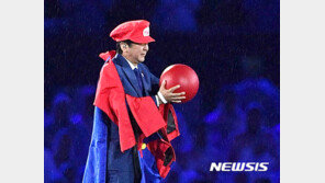 日 아베, 올림픽 훈장 수상…바흐 “마리오 분장 잊을 수 없어”