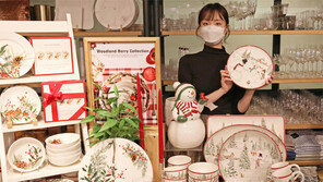 “크리스마스 식기 미리 준비하세요”