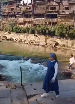 60대 英 고위 외교관, 물에 빠진 中 여대생 구조…‘영웅’ 찬사 [영상]