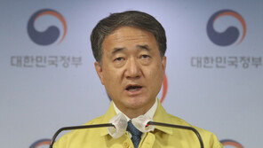 곧바로 거리두기 2단계 격상 않는 이유는…박능후 “경제-방역 균형”