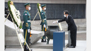 순국선열추념탑에 분향하는 丁총리