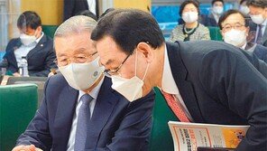 주호영 “MB-朴 구속 사과, 공격 빌미 줄수도” 김종인과 이견