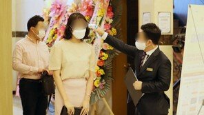 “고객님, 예매 취소 후 재예매 바랍니다”…영화관, 1.5단계 격상에 ‘멘붕’