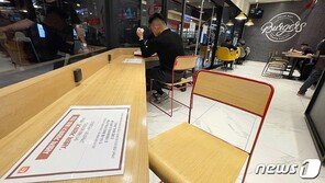 정부 “코로나, 1.5단계로 반전을” vs 전문가들 “2단계 준비해야”