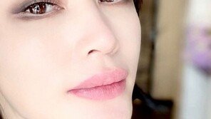김혜수, 50세 믿기지 않는 동안 미모…초근접 셀카도 거뜬