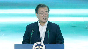 文대통령 “바이오기업 10兆 투자…9000개 일자리 창출”