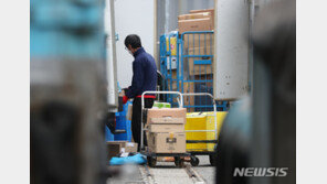 “택배기사, 승강기 타지 마”…아파트 입주민 ‘갑질’ 논란