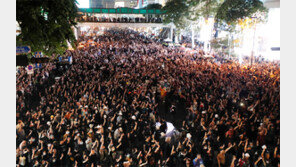 저항의 상징인 세 손가락 치켜들며… 태국 반정부 시위대 “군주제 개혁-총리 퇴진”