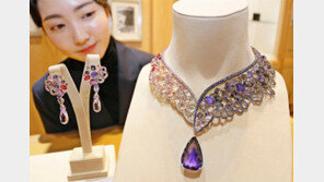 다이아몬드보다 귀한… 탄자나이트 목걸이-귀걸이