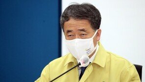 박능후 “식당·주점서 코로나 이전 모습, 방역성과 물거품 위험” 경고