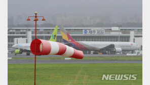 강풍 부는 제주공항…출·도착 18편 지연·결항