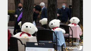 1.5단계 첫날…‘300대 확진’에 놀란 시민들 2단계 대응 돌입