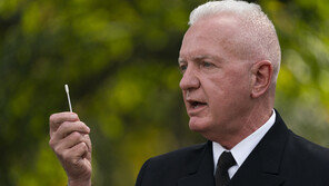 美 코로나19 검사 책임자 “매우 위험한 상황…백신 당장 도움 無”