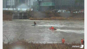 왕숙천 범람으로 SUV ‘둥둥’…떠내려가던 등교 父子 가까스로 구조