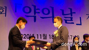 줄리엔 샘슨 GSK한국법인 사장, ‘제34회 약의 날’ 기념식서 국무총리표창 수상